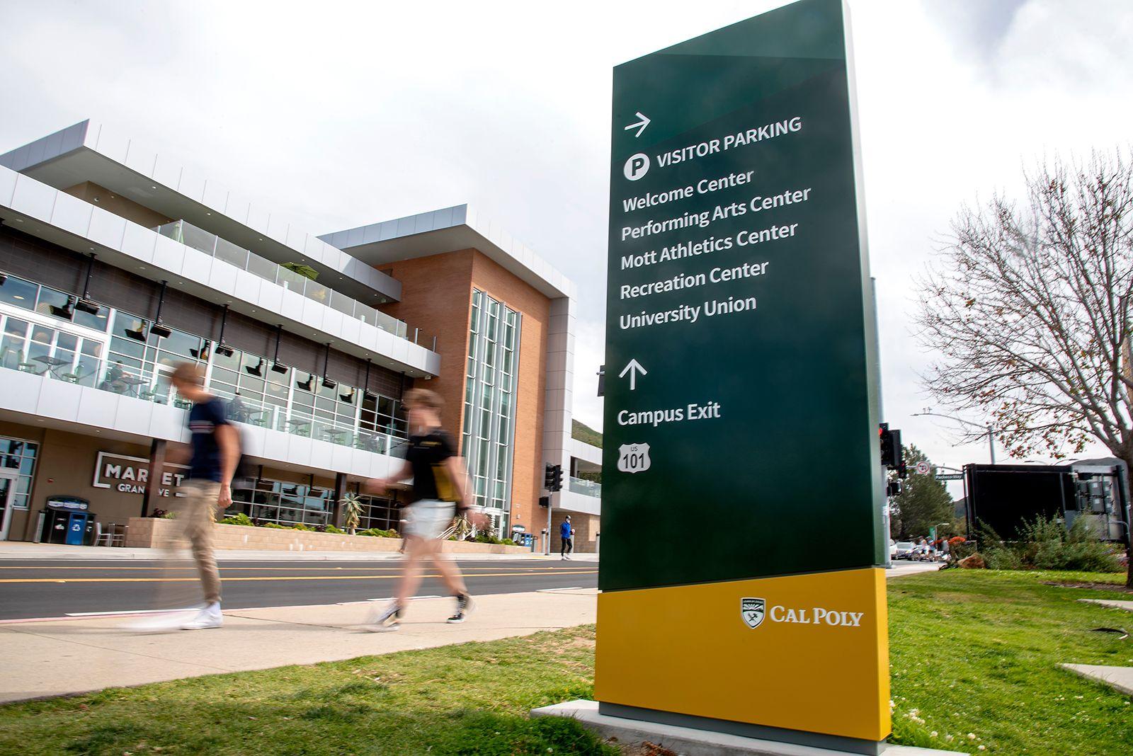 Directional sign for Cal Poly listing visitor parking, Welcome Center, Performing Arts Center, Mott Athletics Center, Recreation Center, and University Union.